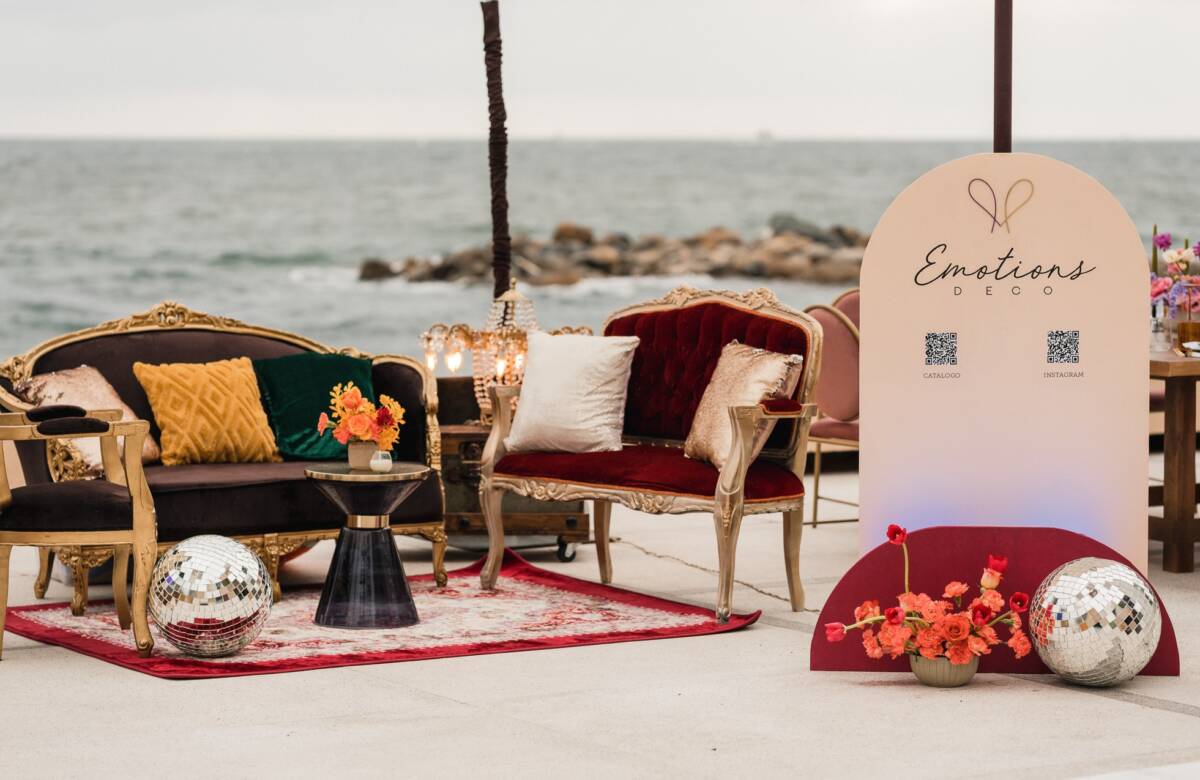 renta black sofa para decoracion en boda o evento wedding rentals