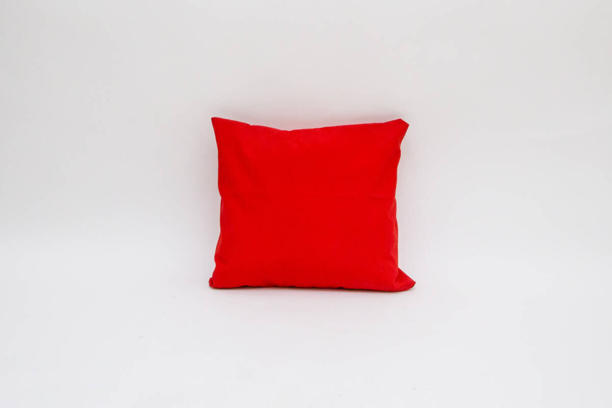 renta red cushion para decoracion en boda o evento cocktail party