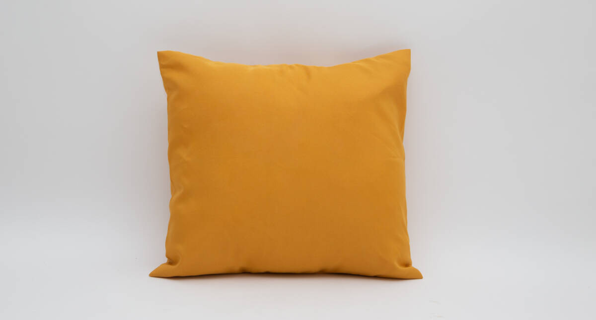 renta mustard cushion para decoracion en boda o evento sayulita wedding