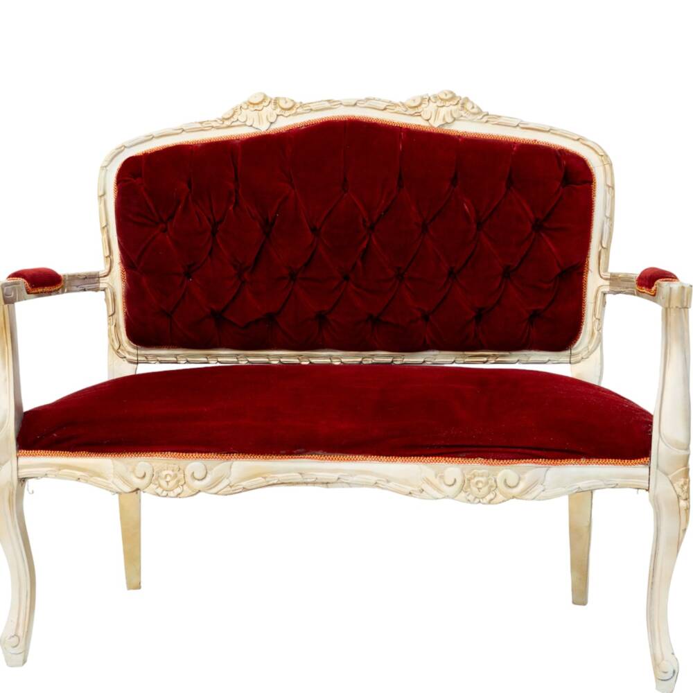 renta red sofa para decoracion en boda o evento emtoions deco