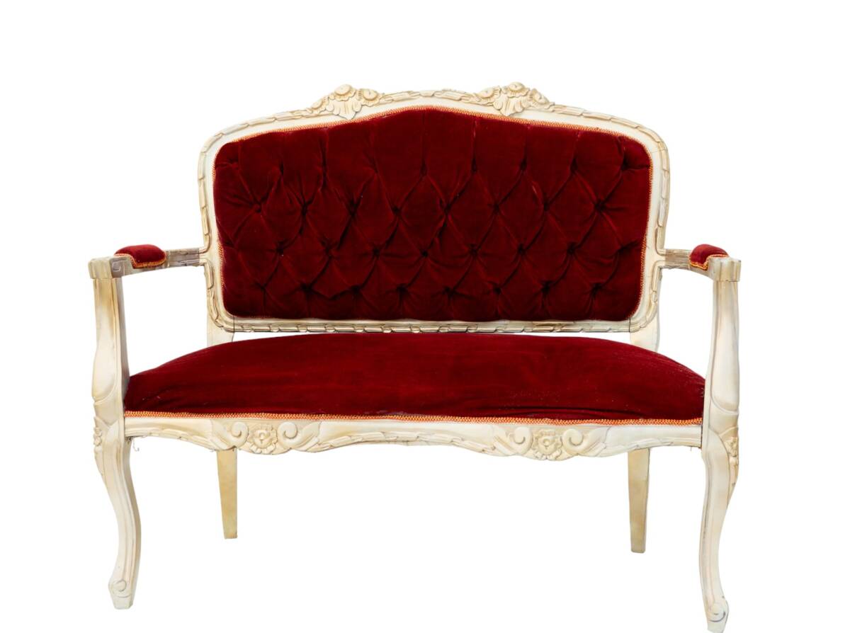 renta red sofa para decoracion en boda o evento emtoions deco