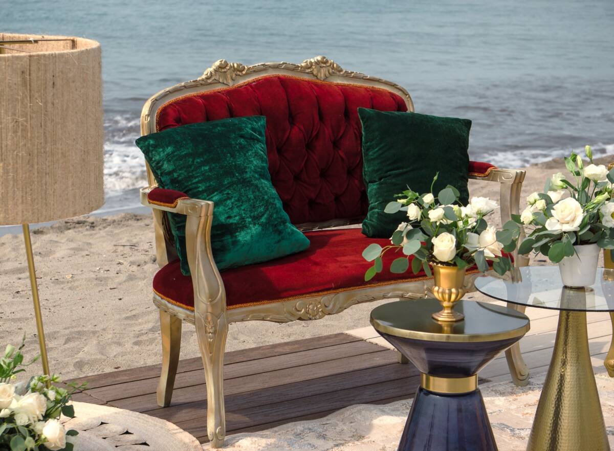 renta red sofa para decoracion en boda o evento beach wedding