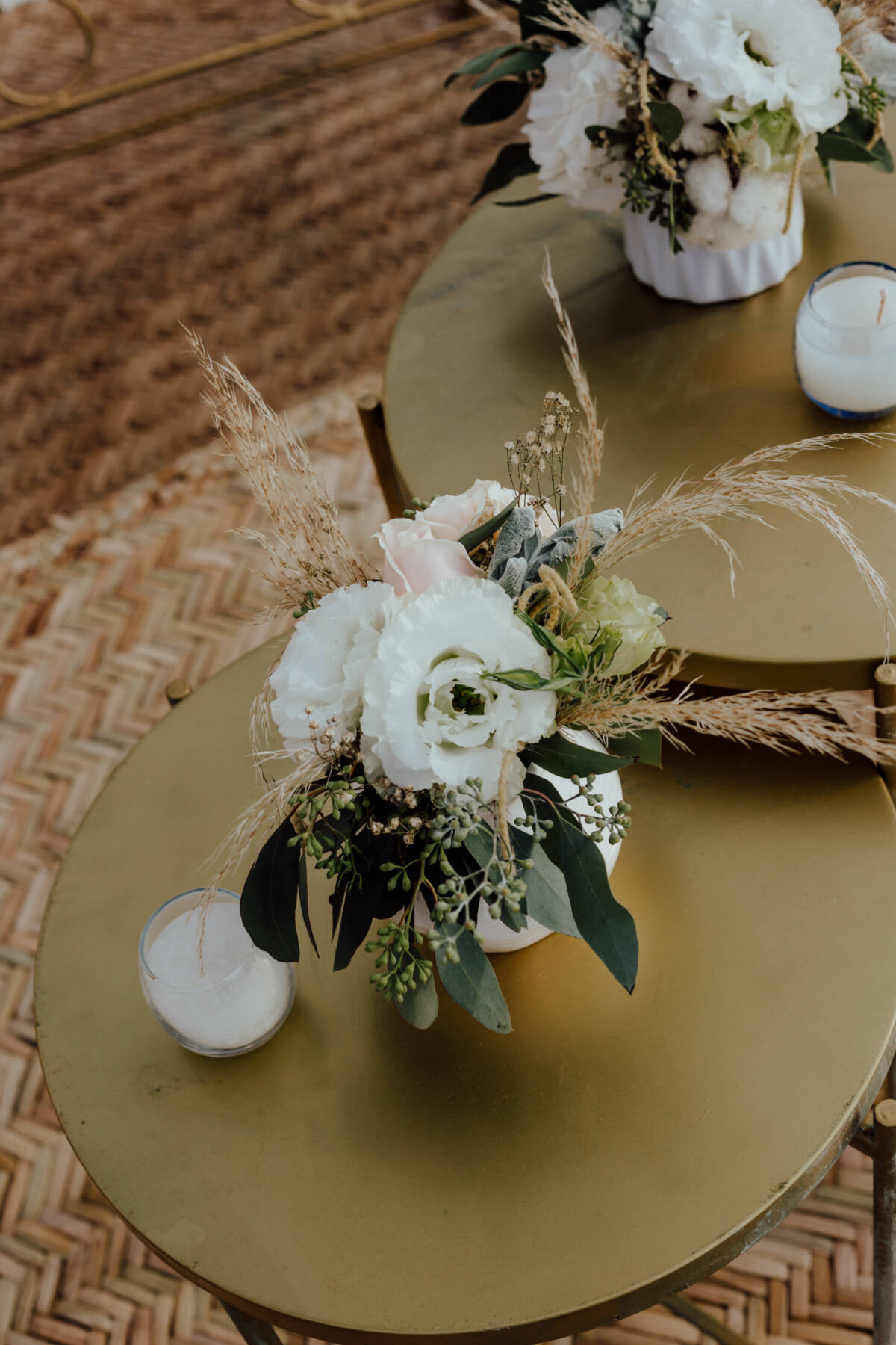 renta mesa de apoyo dorado para decoracion en boda o evento puerto vallarta wedding