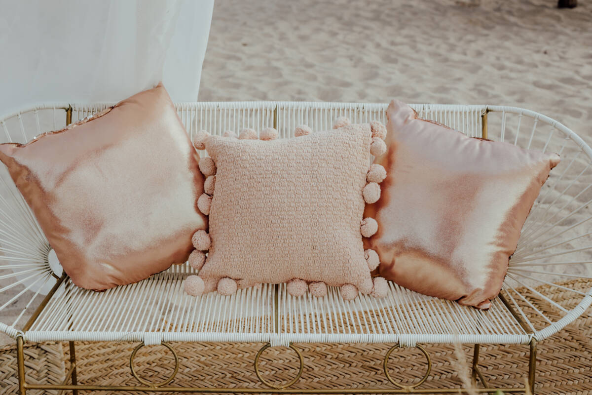 renta love seat acapulco blanco para decoracion en boda o evento beach wedding