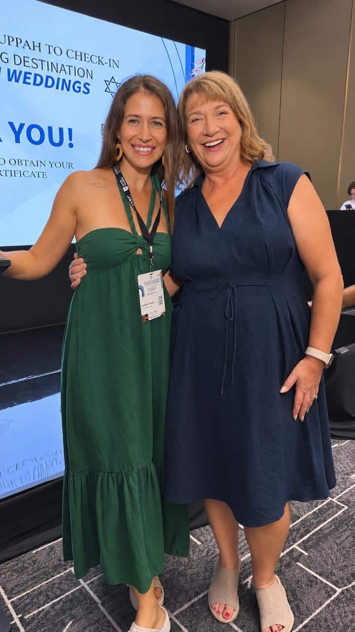 Yesika Nuñez of Emotions Deco with Michele Schwartz at the IADWP Jewish weddings training in Mérida